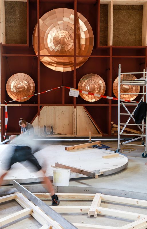 Klanghaus Toggenburg am Schwendisee – Einpassarbeiten der drei Resonanzbodenfelder im Zentralraum. Hohlbodenkonstruktionen, nicht unähnlich der Konstruktion von Bühnenböden – möglichst leicht, grossfeldrig und auf wenigen Gummilagern aufliegend. – Ralf Brühwiler